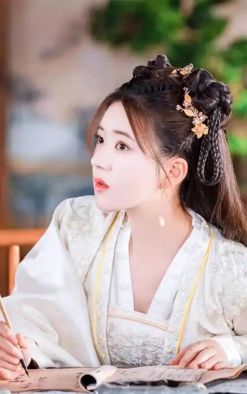 "甜妹天花板"赵露思,简直可爱出天际_眉眼_精灵_鹅蛋脸