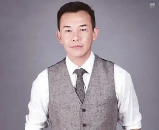 这位演员就是王禄江,听到这个名字相信大家都会非常的陌生,因为他出道