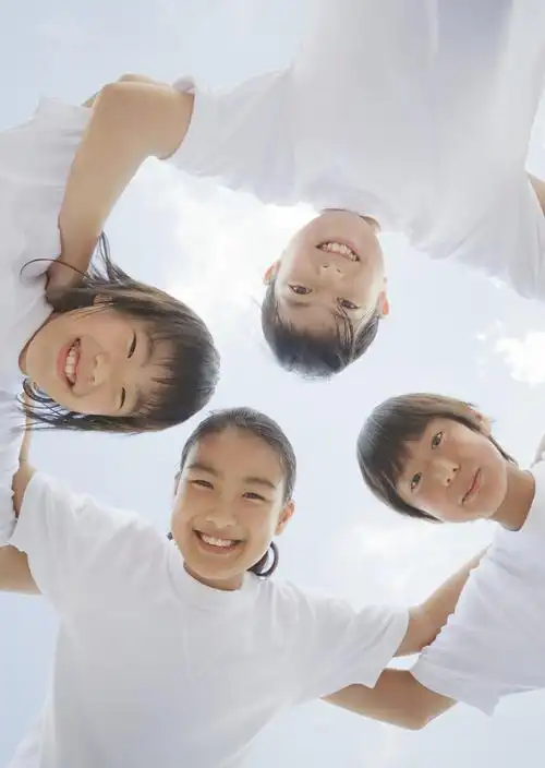 在学校操场上开心玩耍的小学生人物图片素材51p