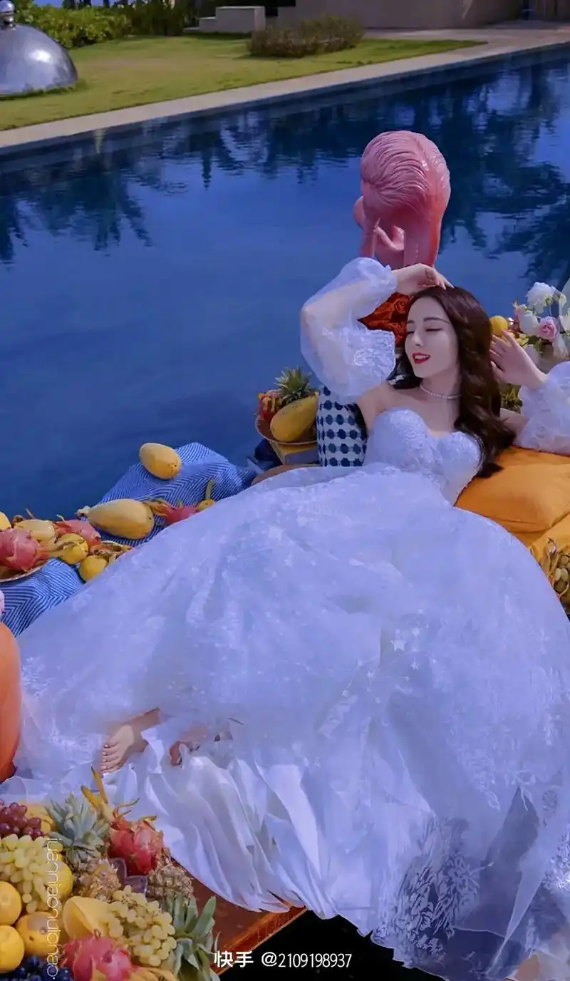迪丽热巴热巴婚纱照 热巴婚纱照好美,谁能娶到热巴真的很辛福 - 抖音