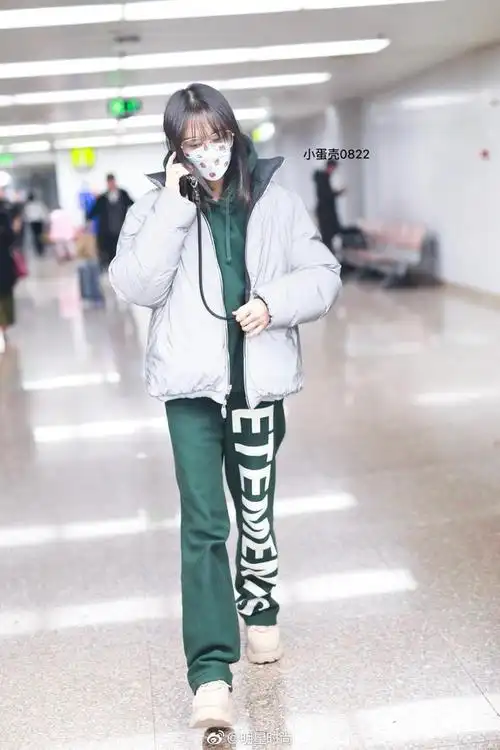 2月21日郑爽现身北京机场她一身简约装扮舒适又保暖太好看了