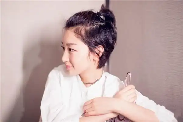 女生齐耳三七分短发可用造型品辅助完成然后将后