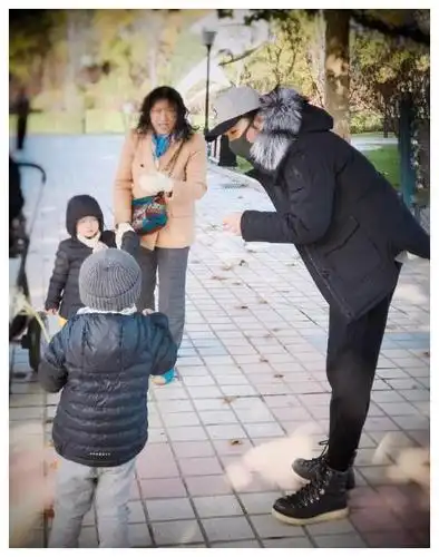 靳东老婆晒儿子成长照,6岁大儿子长腿遗传爸爸,认真作画气质佳