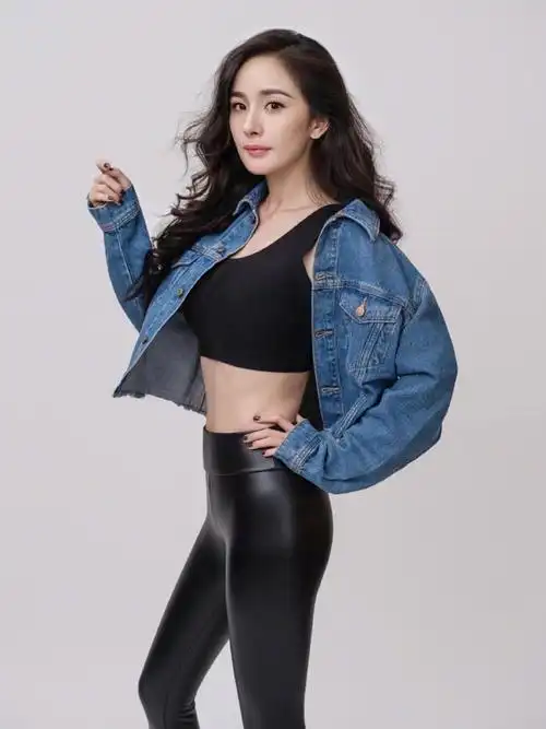 杨幂黑色背心式内衣挡不住的浑圆大胸外套一半露出性感肩膀