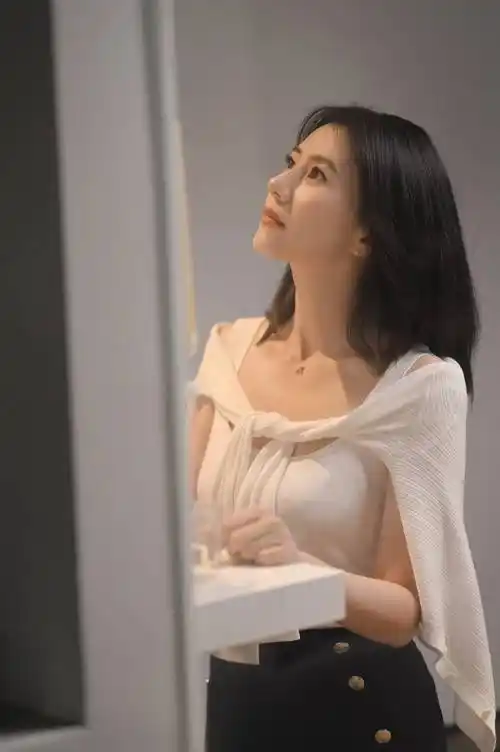 165高圆圆带火了一种减龄穿法:老头背心 阔腿裤 针织衫,好洋气_牛仔裤