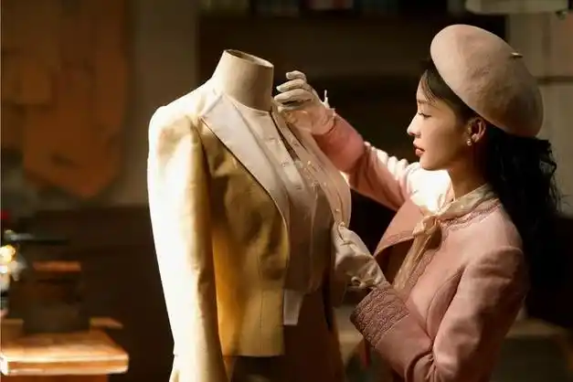 何冰说对了,不演戏就"消失"的李沁,已经走上了另一条人生大道|林申