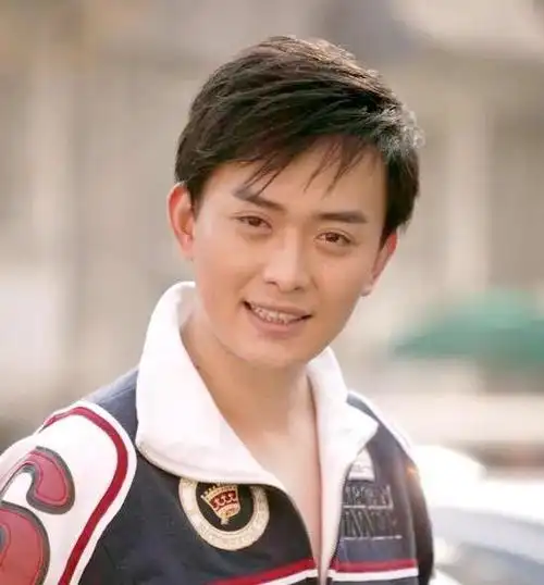 脸大也好看的3位男神,这才是真正的面若银盘,丰神俊朗