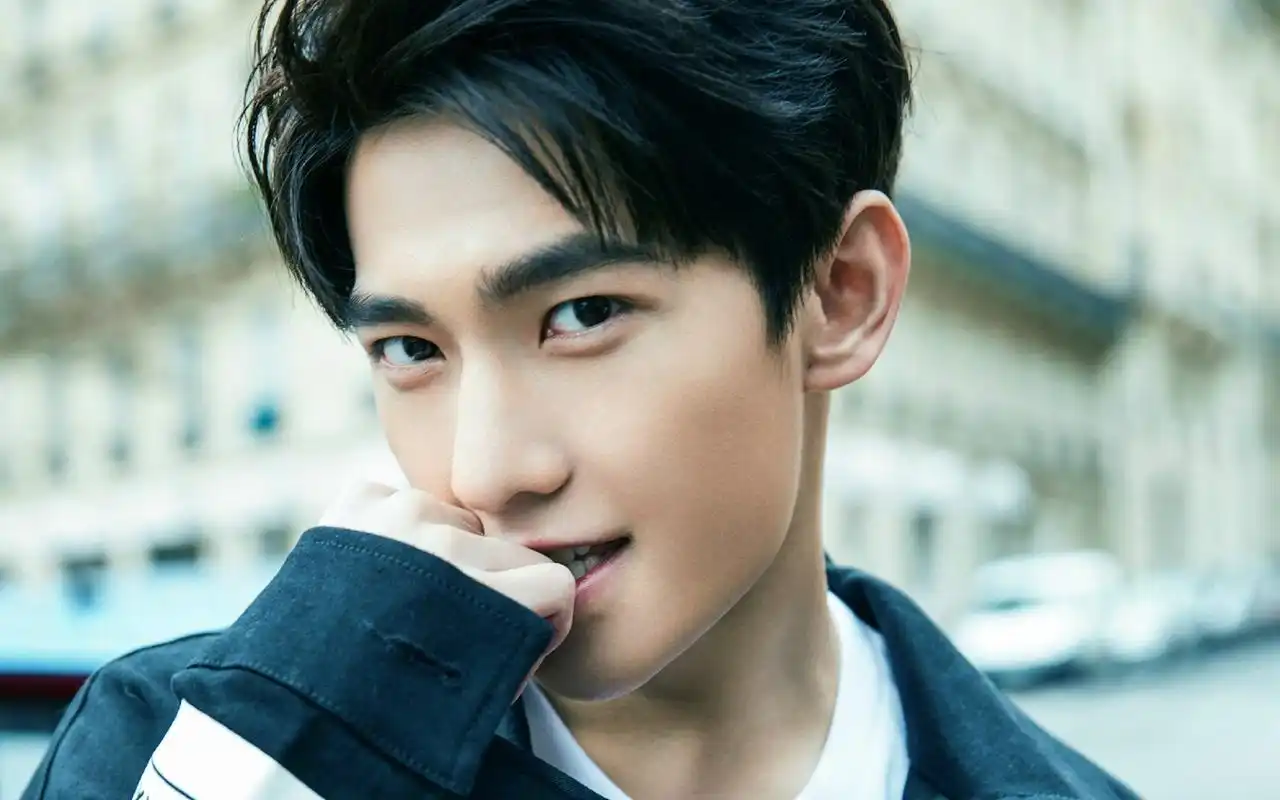 杨洋时尚帅气街拍图片桌面壁纸高清大图预览1920x1200_大陆明星下载