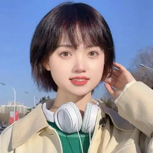 圆脸女孩的短发