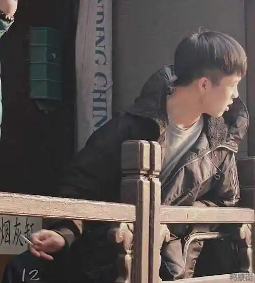 德云社角儿们抽烟的照片德云社角儿抽烟照片