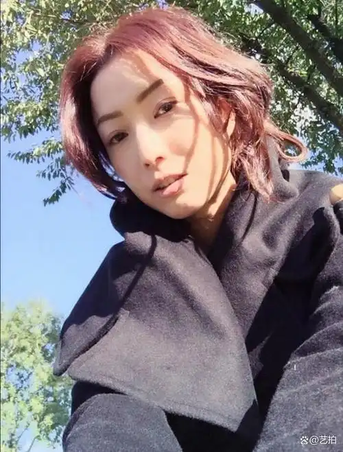 郑秀文终于拿下金像奖影后!一举打破了她多年来的提名无果的记录.