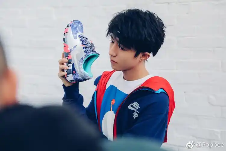 王俊凯nike拍摄新图 酷炫boy个性不羁
