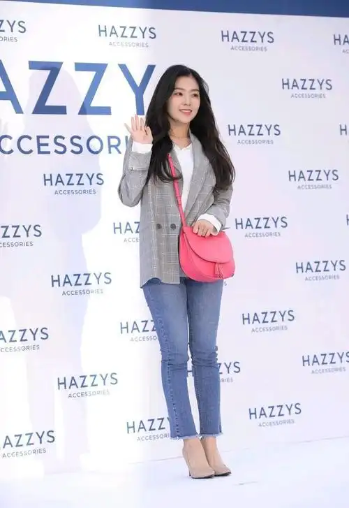 裴珠泫有着甜美活泼的外形,穿蓝色的中袖连衣裙,有不一样的魅力