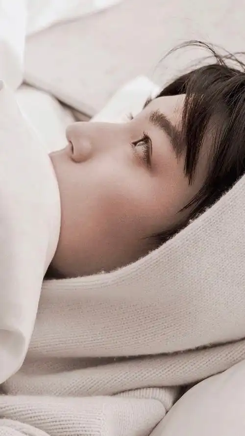 摄影师分享王俊凯眼部特写照,好漂亮的眼睛 好长的睫毛,充满故事感的