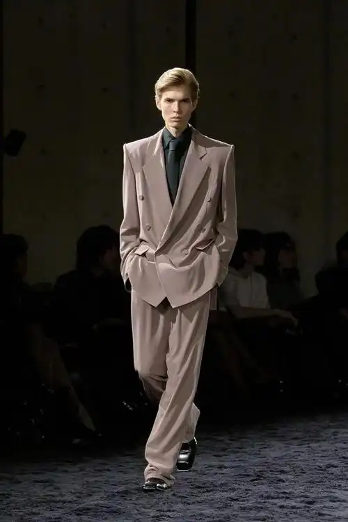 西装男人的无痛医美