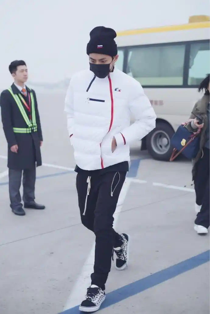 吴亦凡机场造型盘点,每一套look都完美示范搭灰机穿衣指南