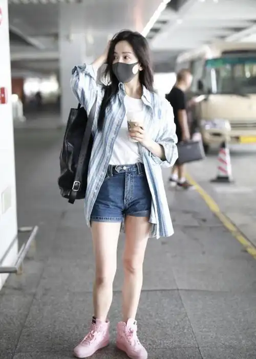 娄艺潇的夏日私服穿搭条纹衬衫配牛仔短裤走机场清爽时髦