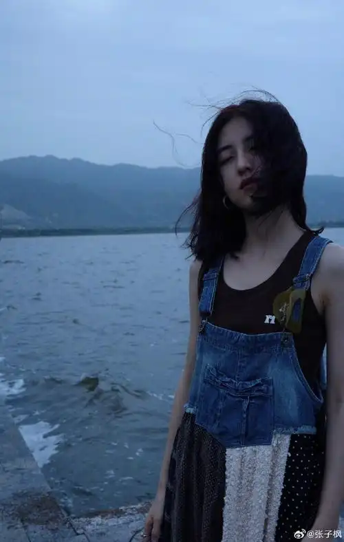 张子枫指甲可太显眼了#张子枫营业照片有~喜欢看多拍多发!