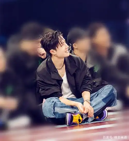 王一博街舞3新造型曝光层叠项链成c位幸运数字成功抢镜