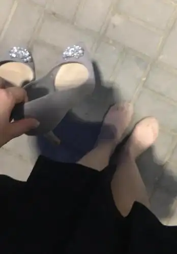 女人赤脚走路的样子很美