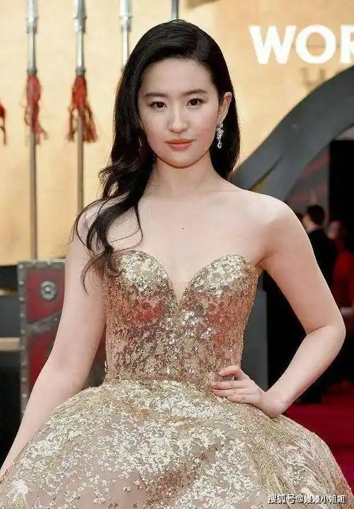 原创刘亦菲惊艳亮相蕾丝裙领口开到腰