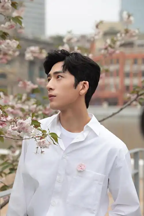 井柏然生日写真释出 白衬衫造型清爽文艺