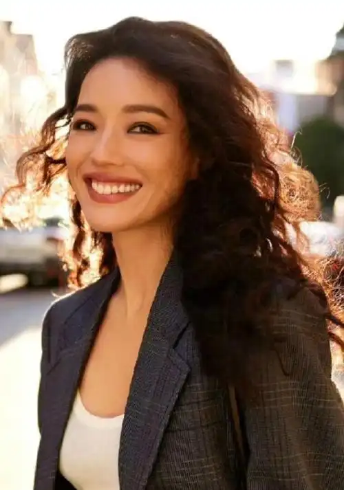 舒淇47岁全新素颜照曝光!网友惊叹皮肤细节,年龄不是问题