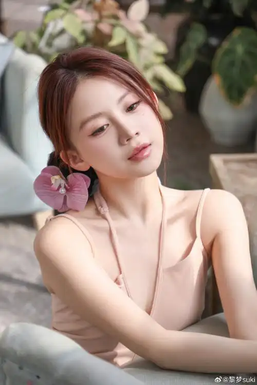 我最爱的春秋天来啦!  过了一个冬天,把去年夏天晒的肤色捂回来了.