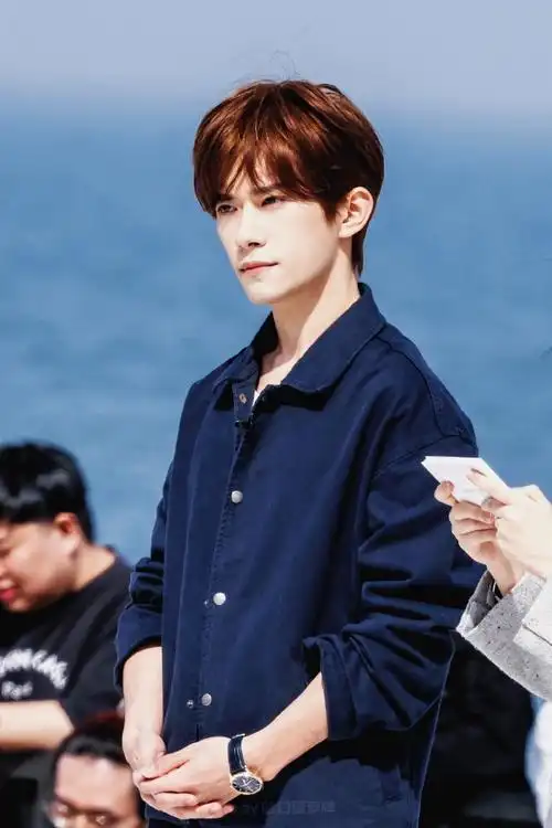 易烊千玺阿玛尼美妆全球品牌代言人#  很帅的弟弟@tfboys-易烊千玺