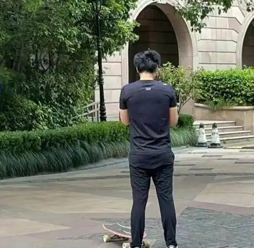 彭于晏被曝疑深夜乘机离沪,打扮朴素背大包行李,与普通人无异_男子_带