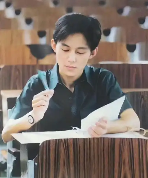 何炅在北外任教时的照片