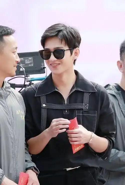 原创你是我的荣耀开机杨洋军姿帅气热巴时尚裙大秀美腿二人cp感十足