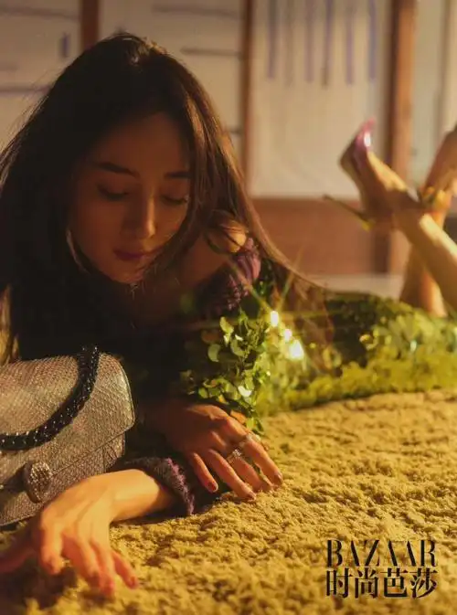 上游时尚|杨幂minibazaar八月刊封面大片,慵懒夏日氛围