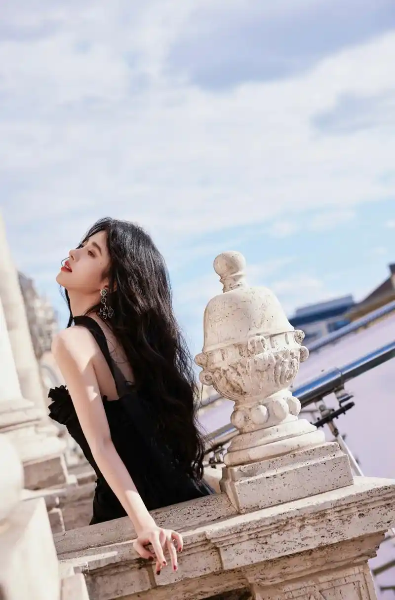 鞠婧祎黑色抹胸裙街拍大片