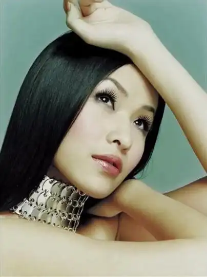 萧亚轩《明天》封面 内页照片