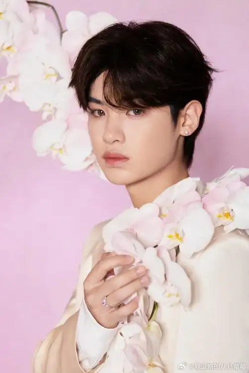 黄明昊鲜花入夏大片