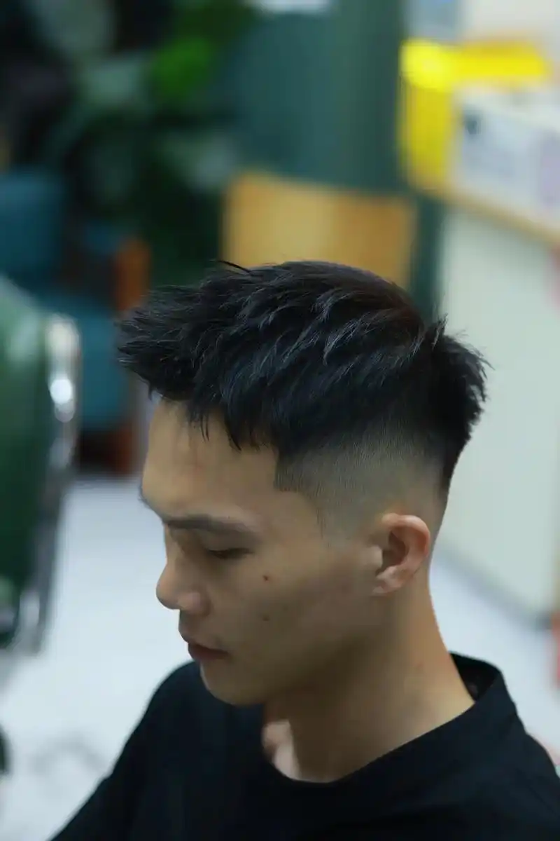 男士渐变前刺.头顶凌乱前刺 两侧立体渐变 夏天必备的男生发型 - 抖音