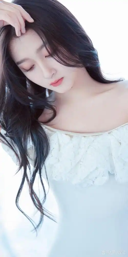 关晓彤清甜花语大片,一袭白色露肩短裙,繁花新生香氲醉人