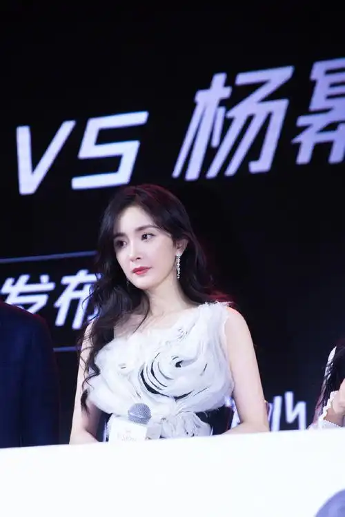 杨幂黑白拼接礼裙性感活动照图片1010