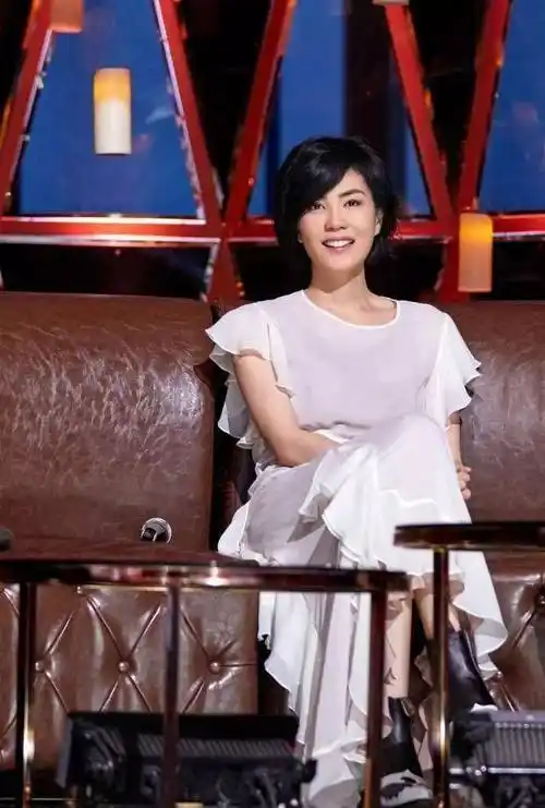 素颜的王菲太暴露年龄,穿黑色休闲装低调随性,终于相信她50岁了_化妆