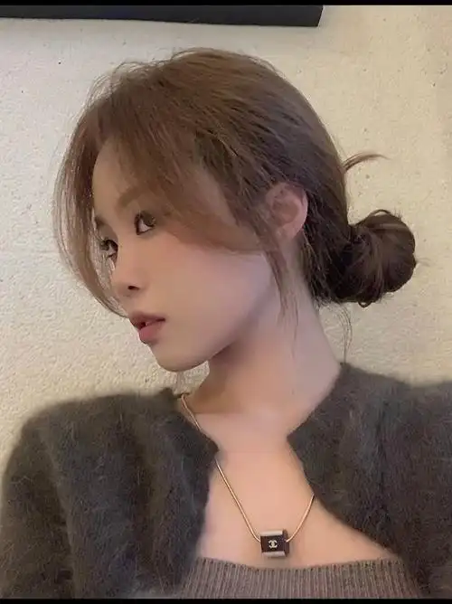 显脸小随手扎发型 慵懒间透着美女感!