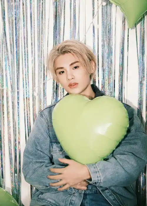 黄明昊十八宫格生日照##黄明昊牛仔风庆生照