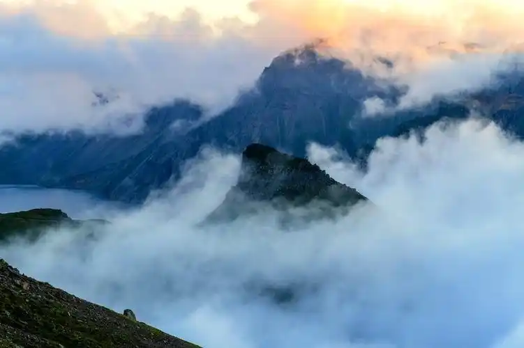 长白山白云峰:海拔高度为2691米.