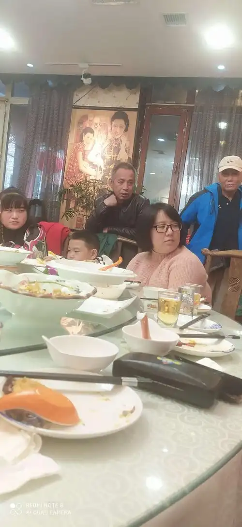 11.相亲相爱一家人相聚在老厨饭店,米兰请吃饭为三姑俩送行谢谢.