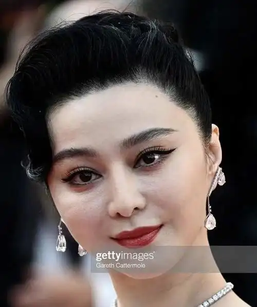 范冰冰戛纳最新生图曝光,皮肤差脸部肿胀,网友直呼医美过度|红毯|蔡明