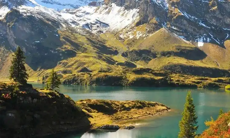 青山环绕,绿水长流,色彩绚丽的景色,别致的风景给人视觉上的享受.