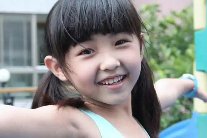 关晓彤和张子枫小时候谁更可爱?