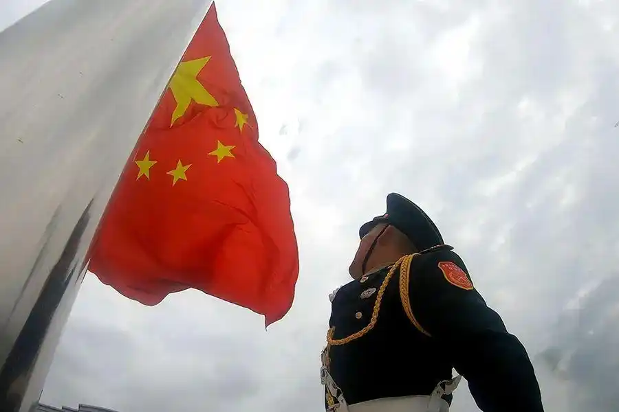 敬礼擎旗手抛展国旗伴随着国歌响起步履铿锵走向国旗台国旗护卫队护送