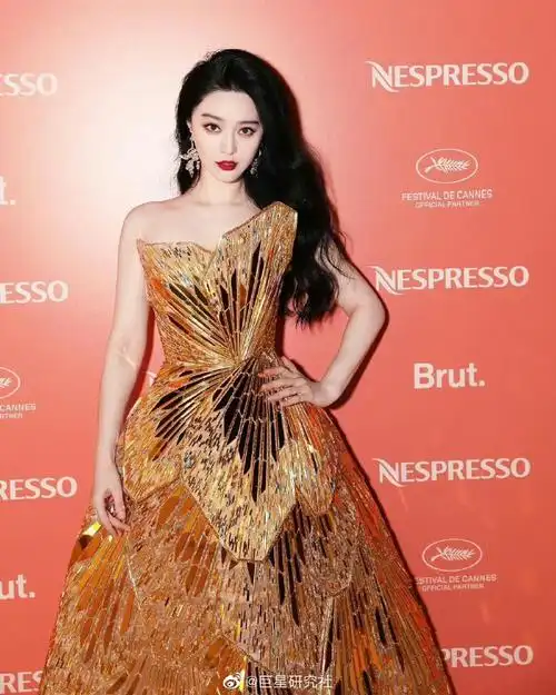 范冰冰戛纳#第76届戛纳电影节,今日范冰冰新造型,第一套金色镜面礼服