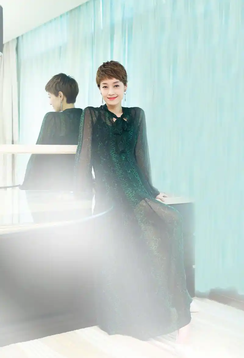 马伊琍一袭墨绿色蕾丝长裙搭配淡粉色尖头高跟鞋出席《我和我的祖国》